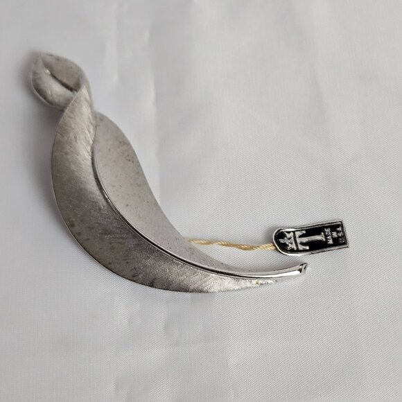 VTG Crwn Trifari Silver Leaf Brooch Pin Mid Century Modern Curved Feather Design - Picture 10 of 14